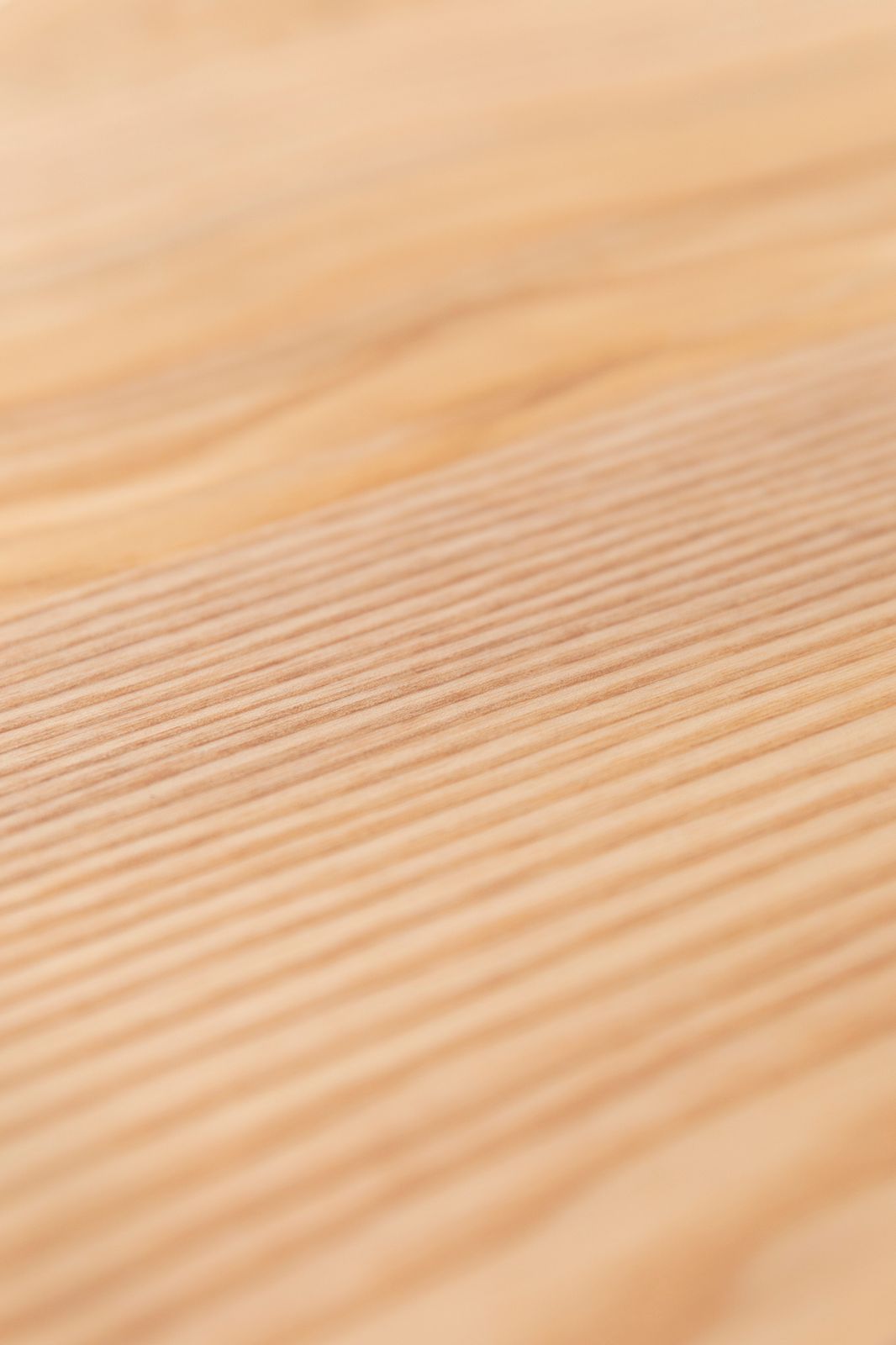 Houten bijzettafel in organische vorm hoog