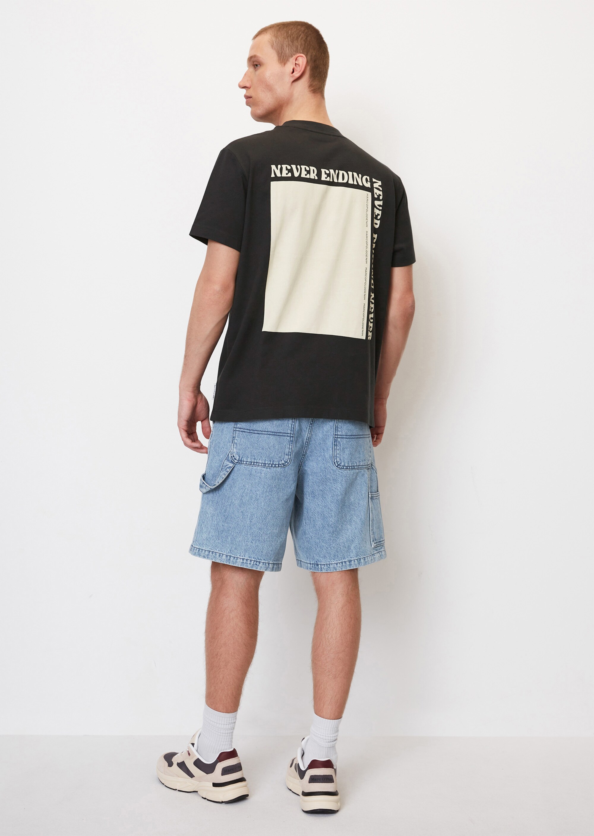 T-Shirt relaxed je nach Farbe mit markantem Rückenprint