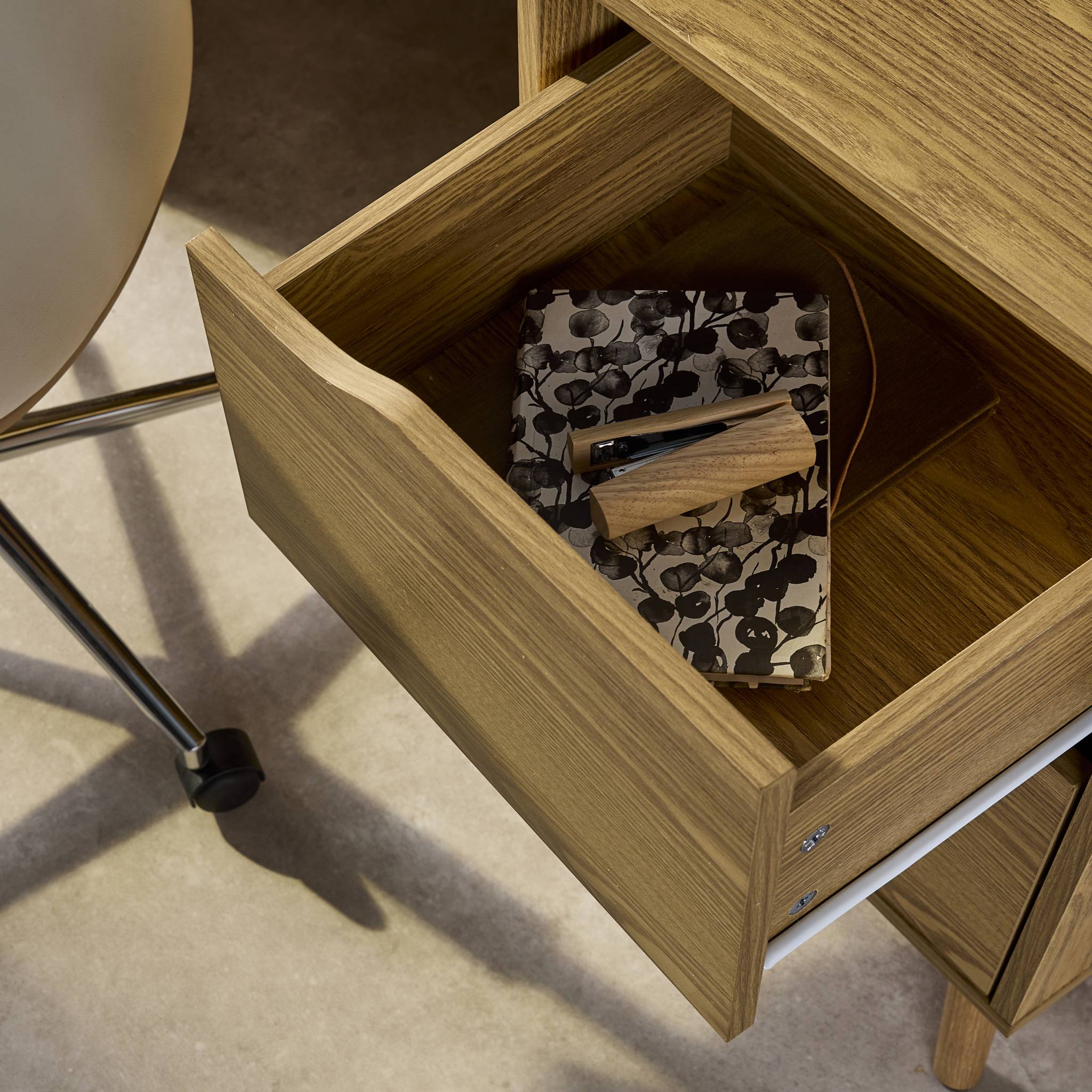 sweeek - Bureau met 2 lades in walnootkleurig hout