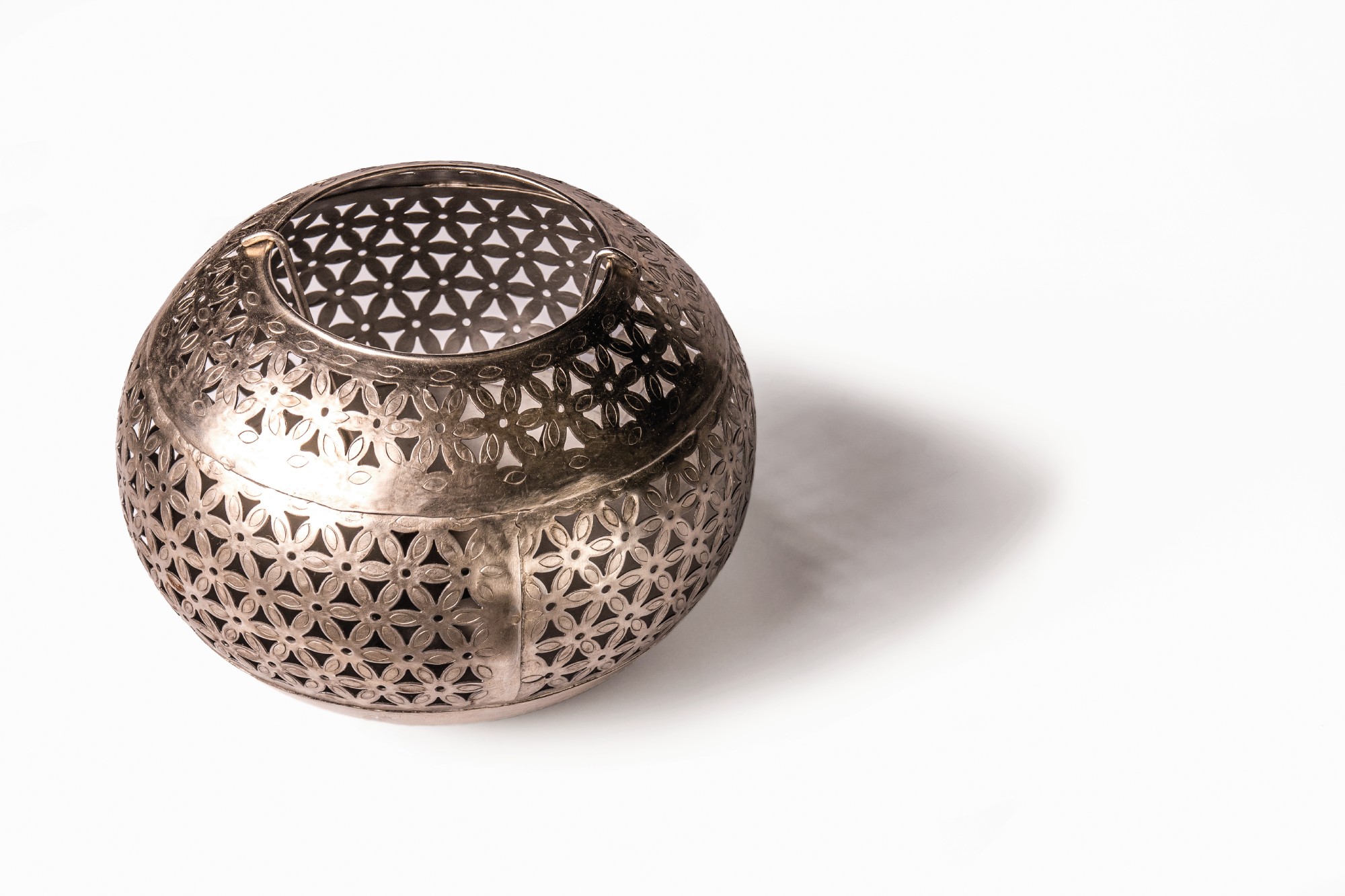 Teelichthalter 'Blumen', silber, Ø 20 cm, H 15 cm von fischer's lagerhaus