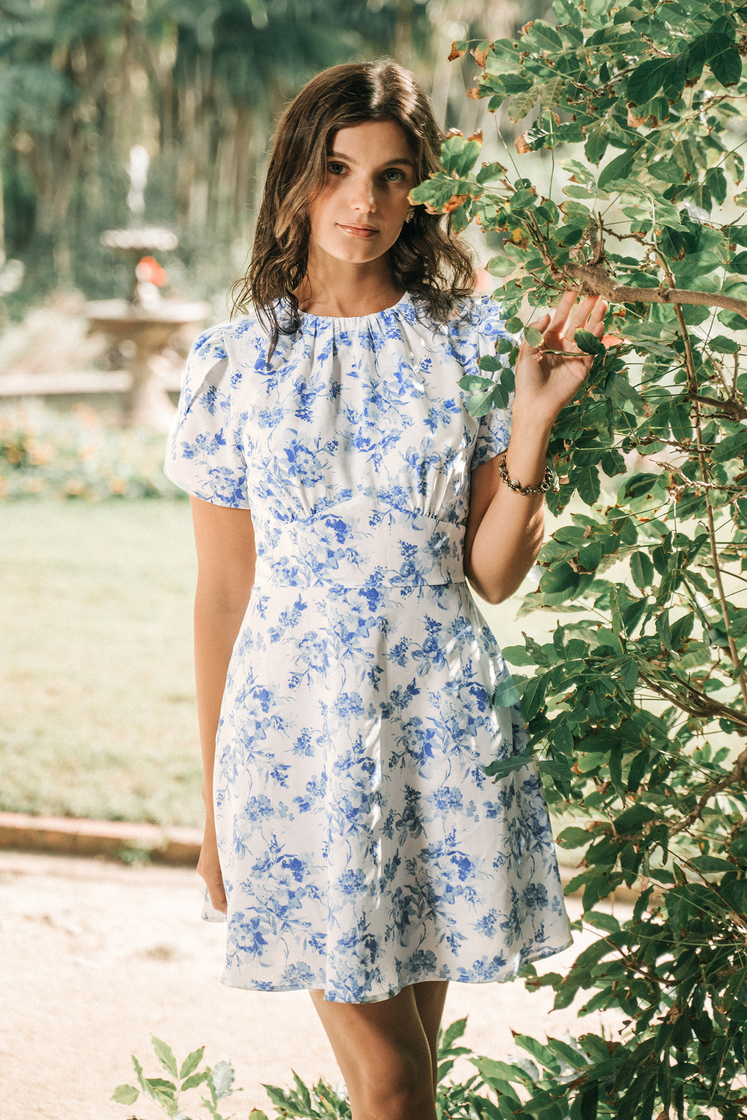 Robe mini à manches courtes à fleurs bleues