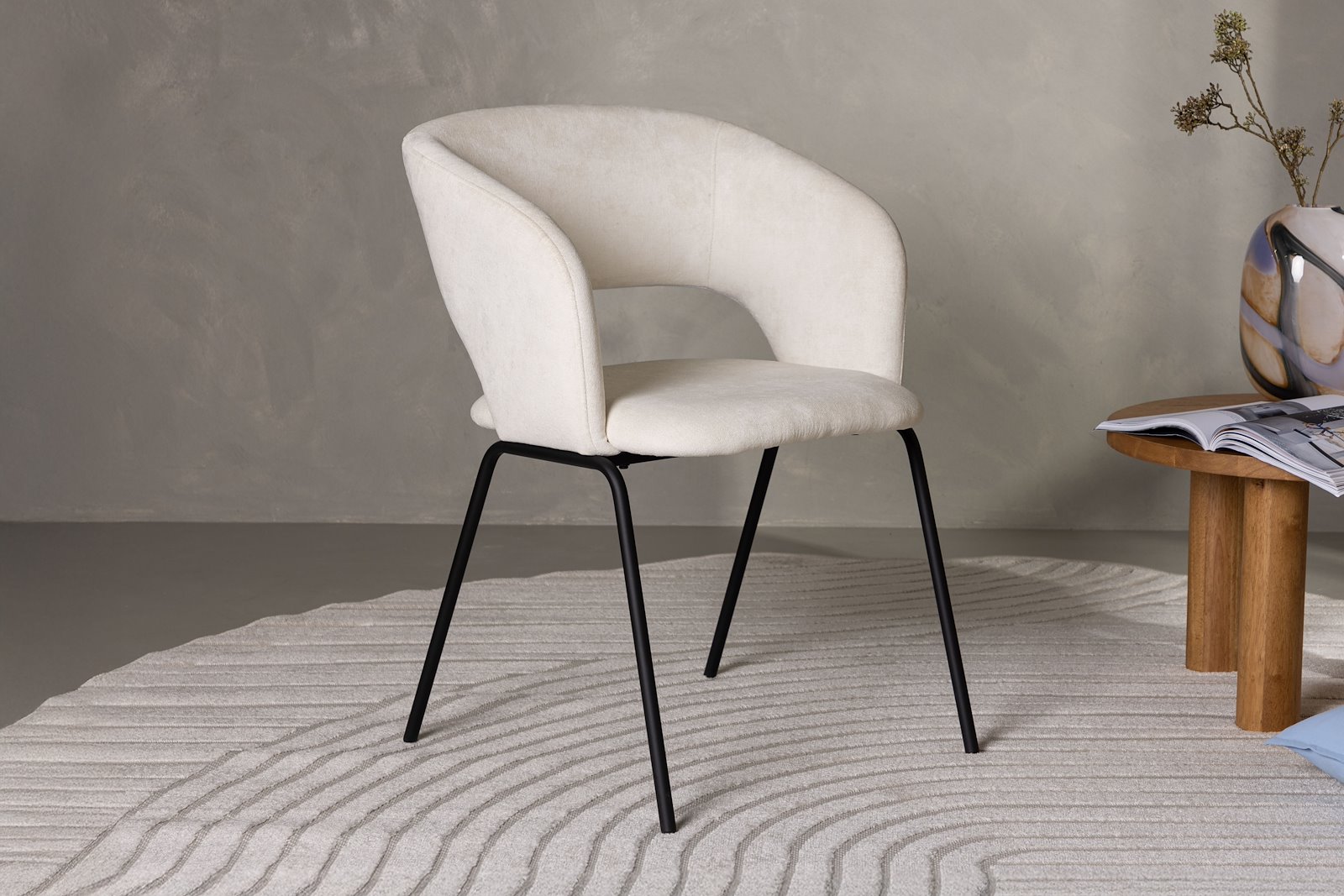 Day Spisestol. Sett av 2. Sett av 2. Offwhite tekstil med sorte stålben.