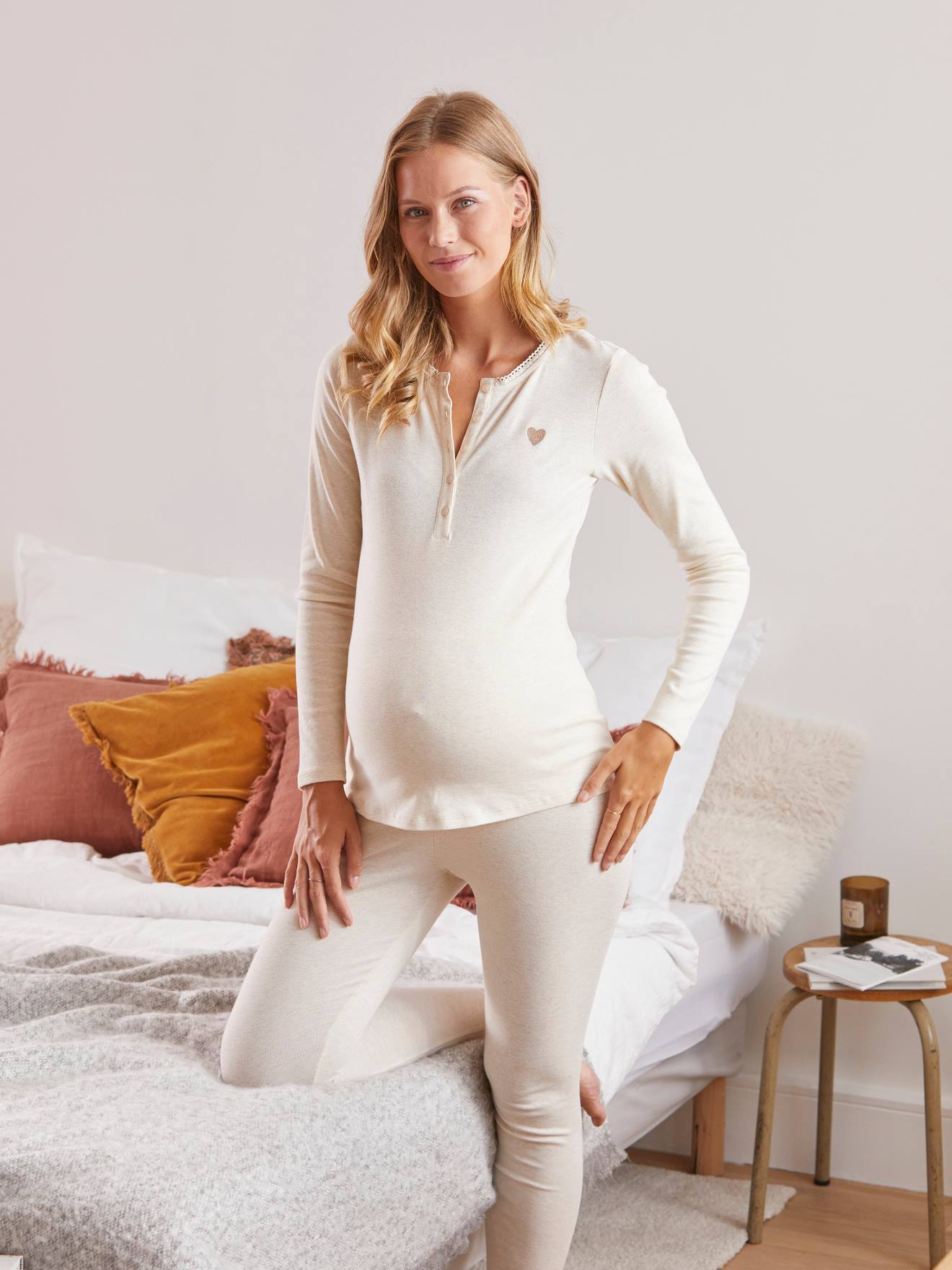 Conjunto de pijama de maternidade e amamentação de duas peças, liso e branco claro.
