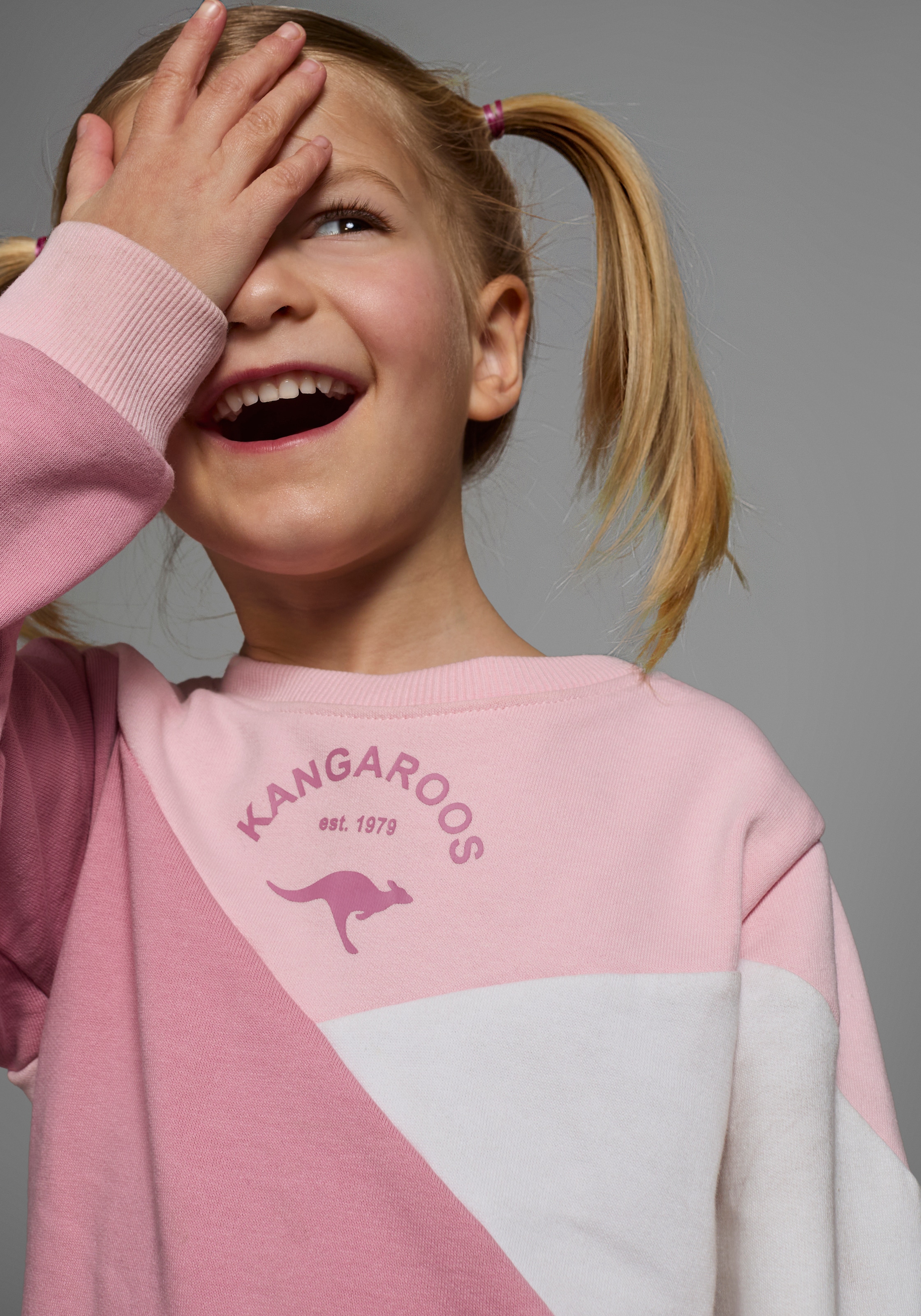 KangaROOS Sweatshirt »Kleine Mädchen«, Langarm,  hüftlang,  lockere Passform,  mit Logodruck