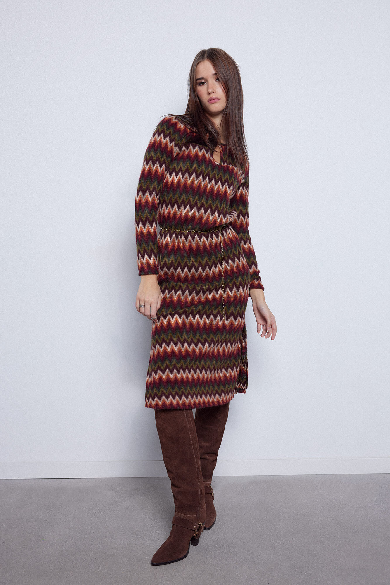Vestido longo de mangas compridas com estampa tie-dye em ziguezague