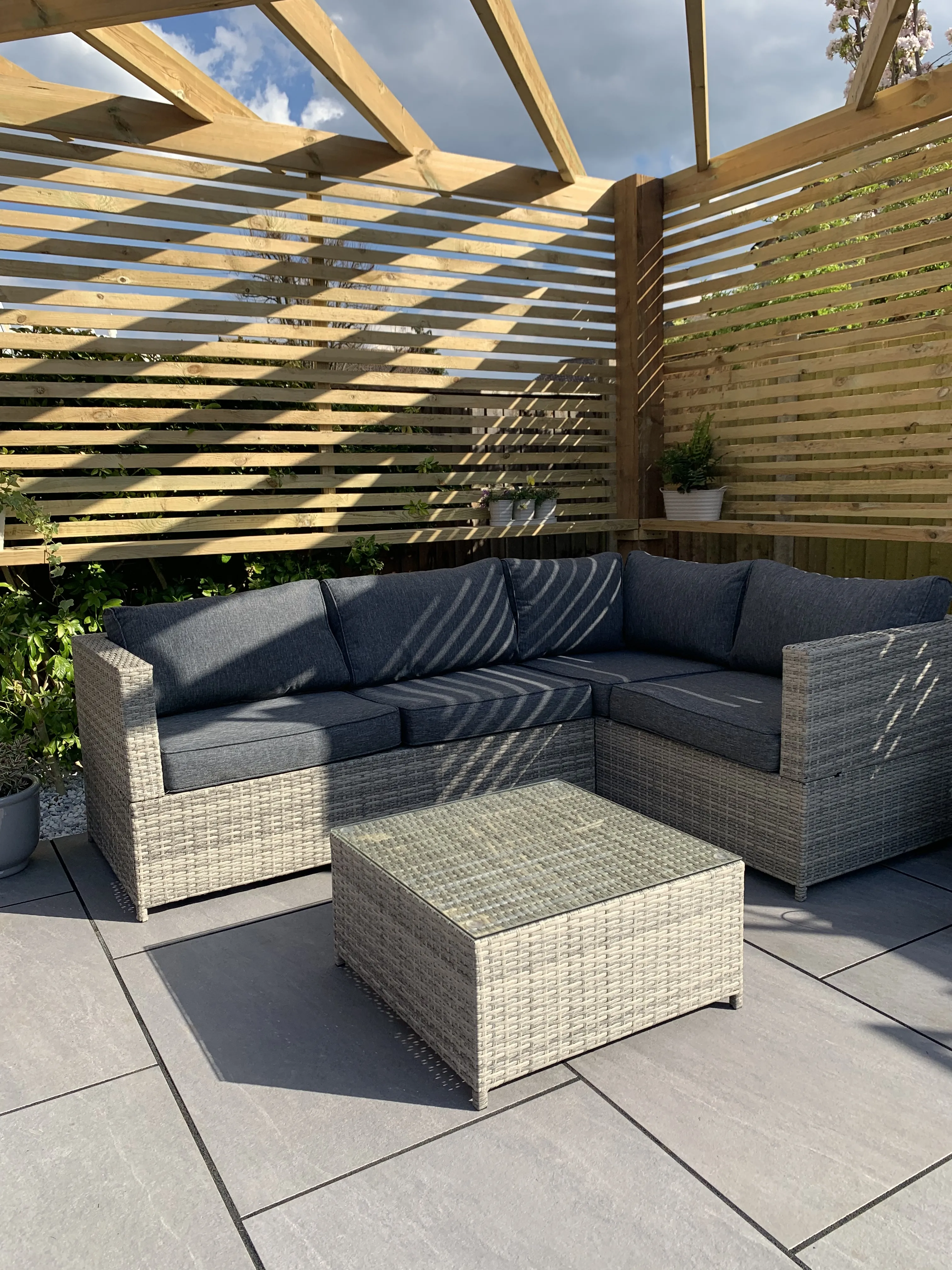 Tuin hoekloungeset met tafel 4-zits AVOLA linkszijdig PE rotan Grijs