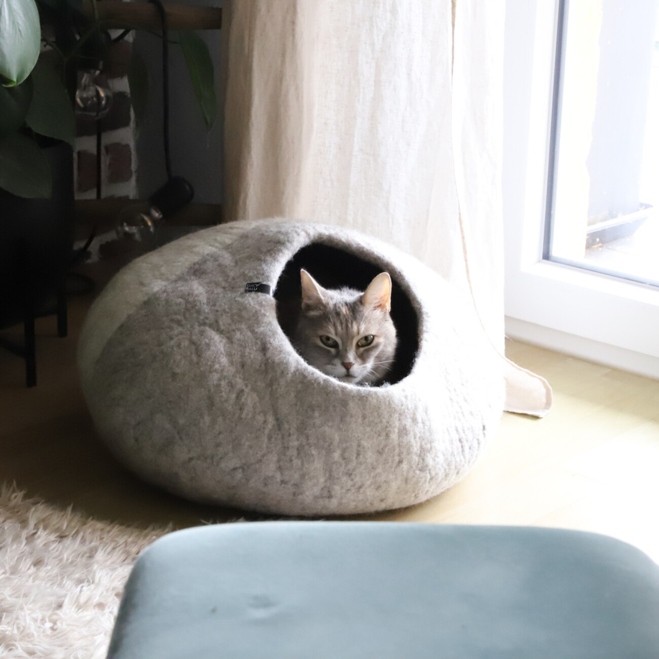 LucyBalu PEBBLE Katzenhöhle aus Filz grau/ weiß