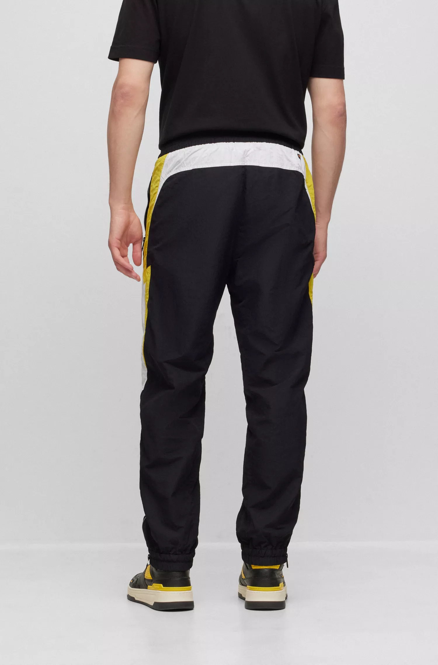 Calça BOSS laranja, corte relaxado, em tecido ripstop repelente à água.
