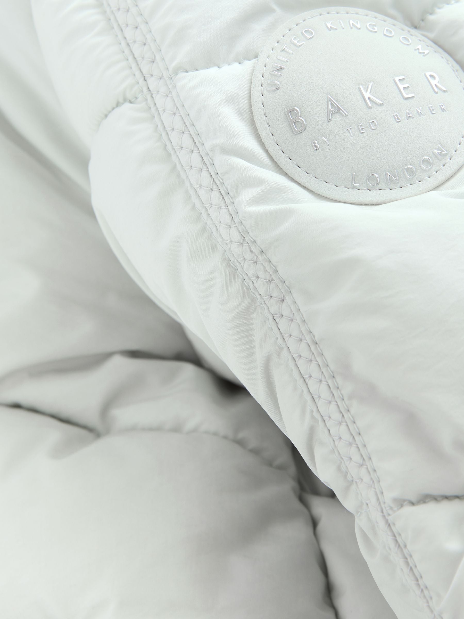 Mintgroen - Baker by Ted Baker - Regenbestendige gewatteerde jas met strikzak en V-vormige print