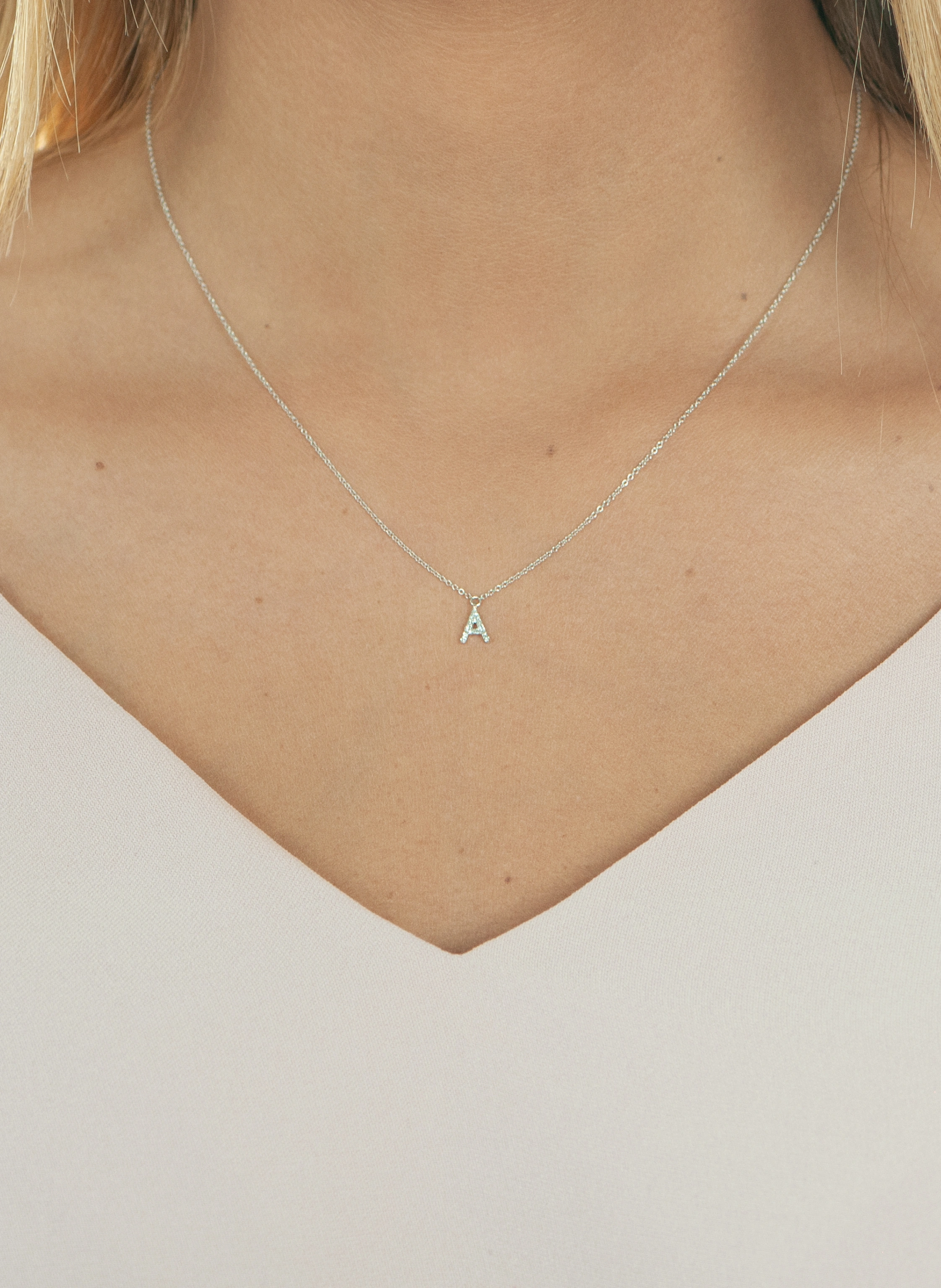 Leaf INITIALIEN Halskette „A“ aus 14 Karat Weißgold mit Diamanten