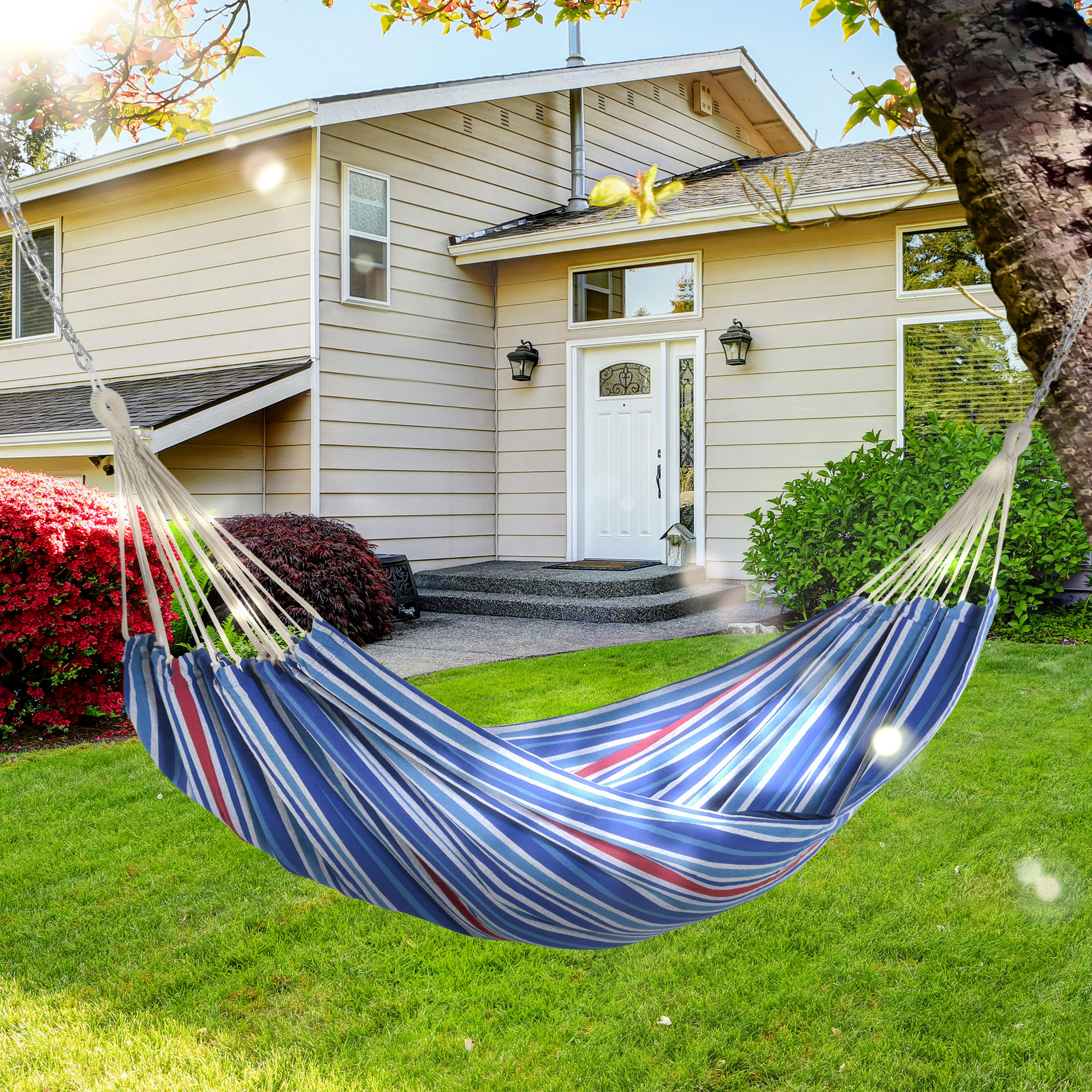 Rede de algodão Outsunny para jardim, 210x150 cm, rede suspensa portátil, carga máxima de 180 kg, ideal para camping, piscina e camping, com listras azuis e vermelhas.