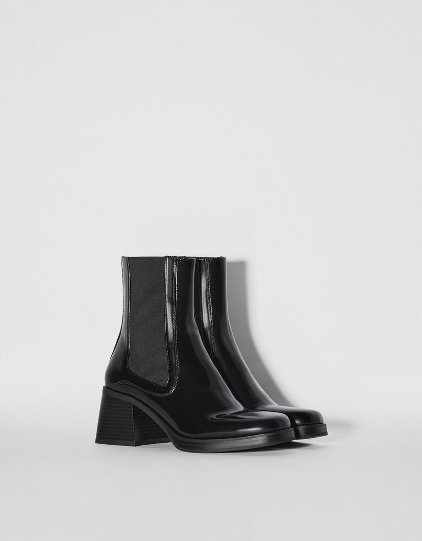 Botas de cano curto com salto bloco e elástico