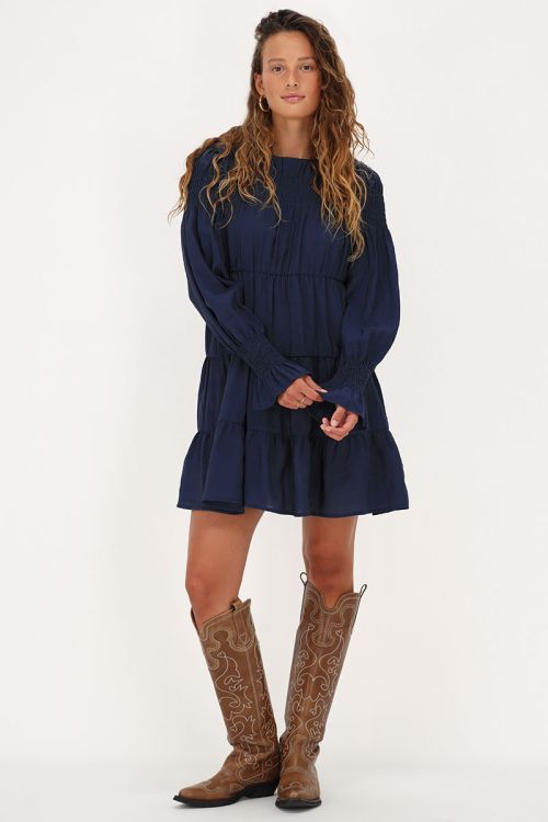 Donkerblauwe jurk met plooien & ruffle mouwtjes