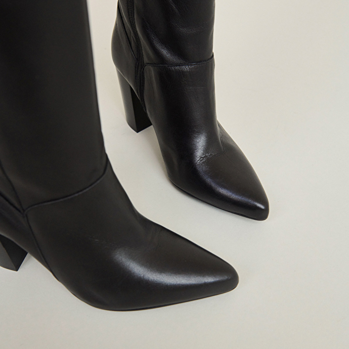 Bottes hautes à talons et bouts pointus  en cuir noir