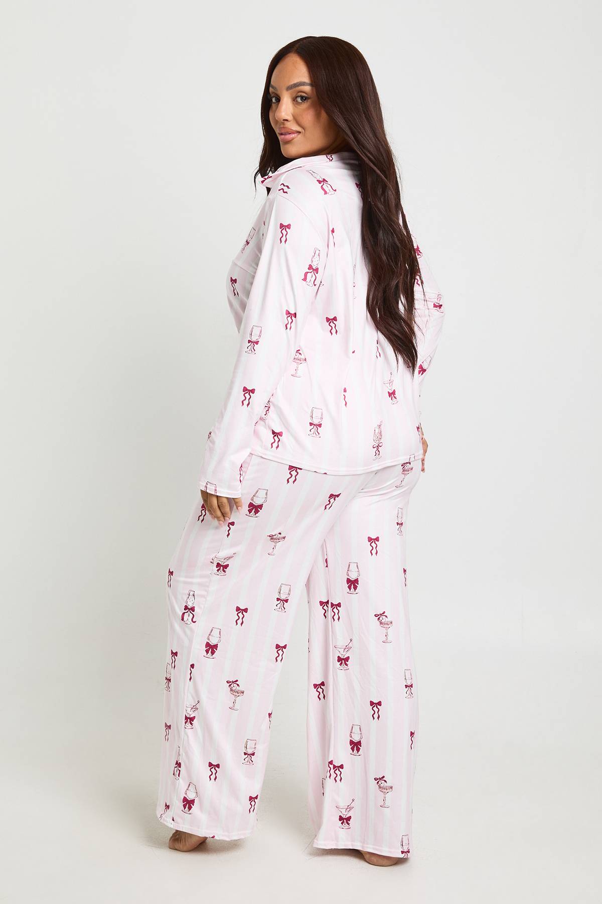 boohoo Ensemble De Pyjama Grande Taille Chemise À Manches Longues Et Pantalon À Rayures Motif Cocktail