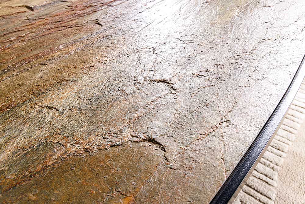Massiver Esstisch MOUNTAIN SOUL 240cm rötlich grün schwarz oval Naturstein Eisen