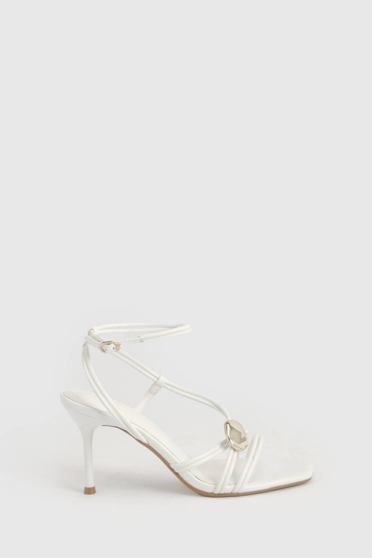 boohoo Escarpins À Brides Hauts Avec Détail De Quincaillerie Et Talon Aiguille
