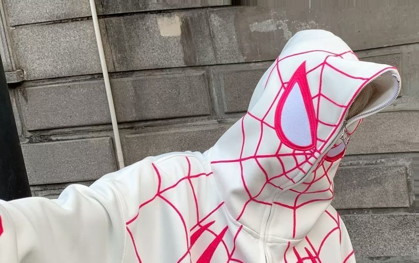Bay Go Mall - Hoodie met geborduurde spin