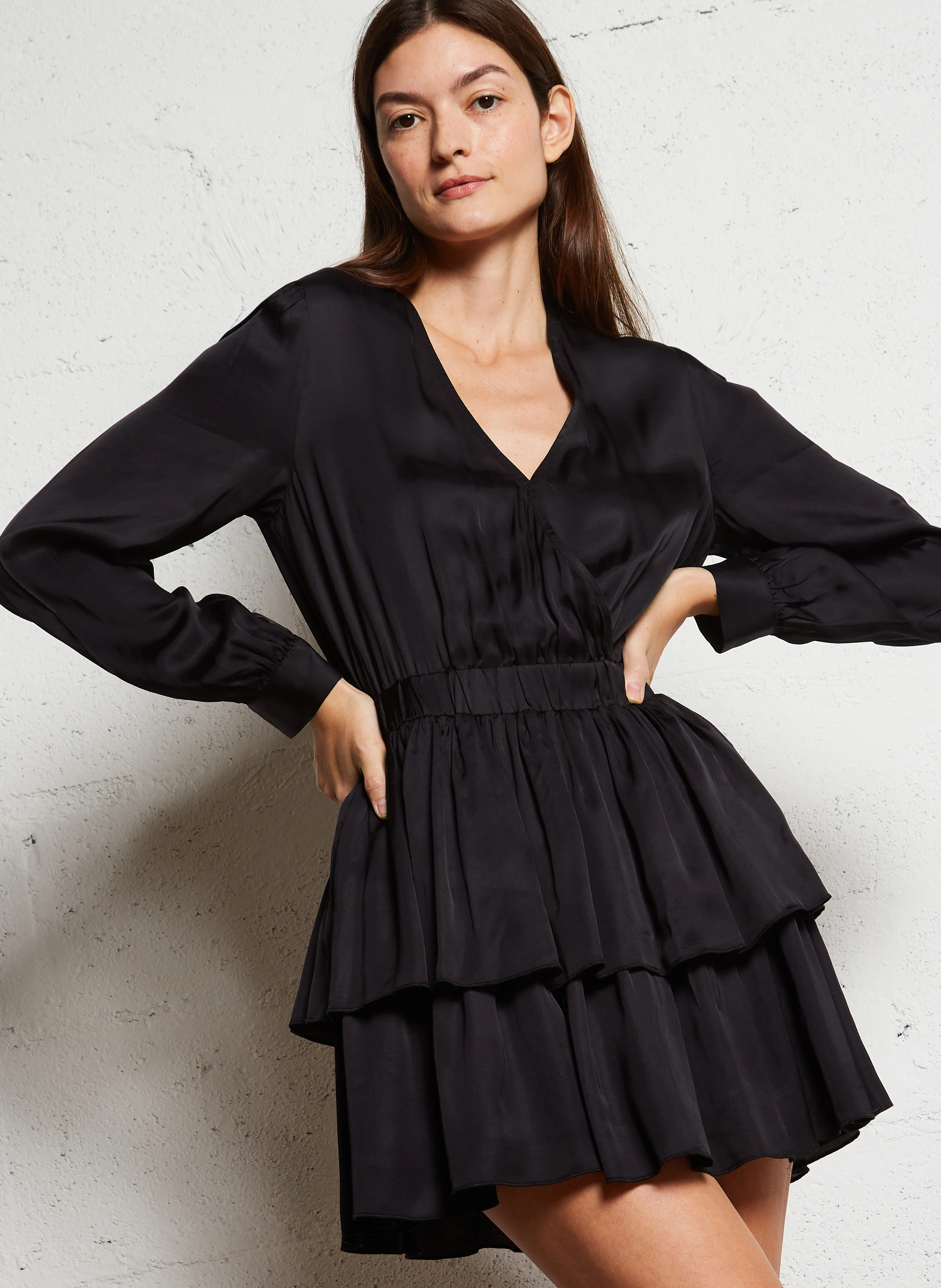 RIMINI - Robe courte cintrée à col V | Noir