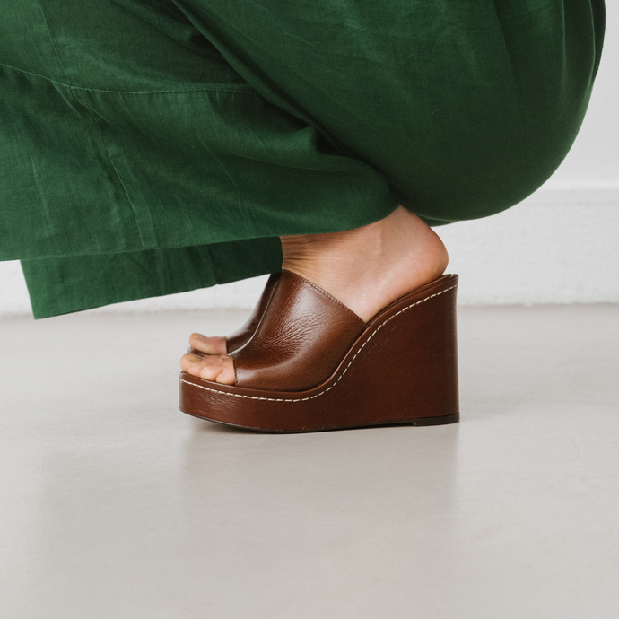 Mules compensées  en cuir vieilli marron