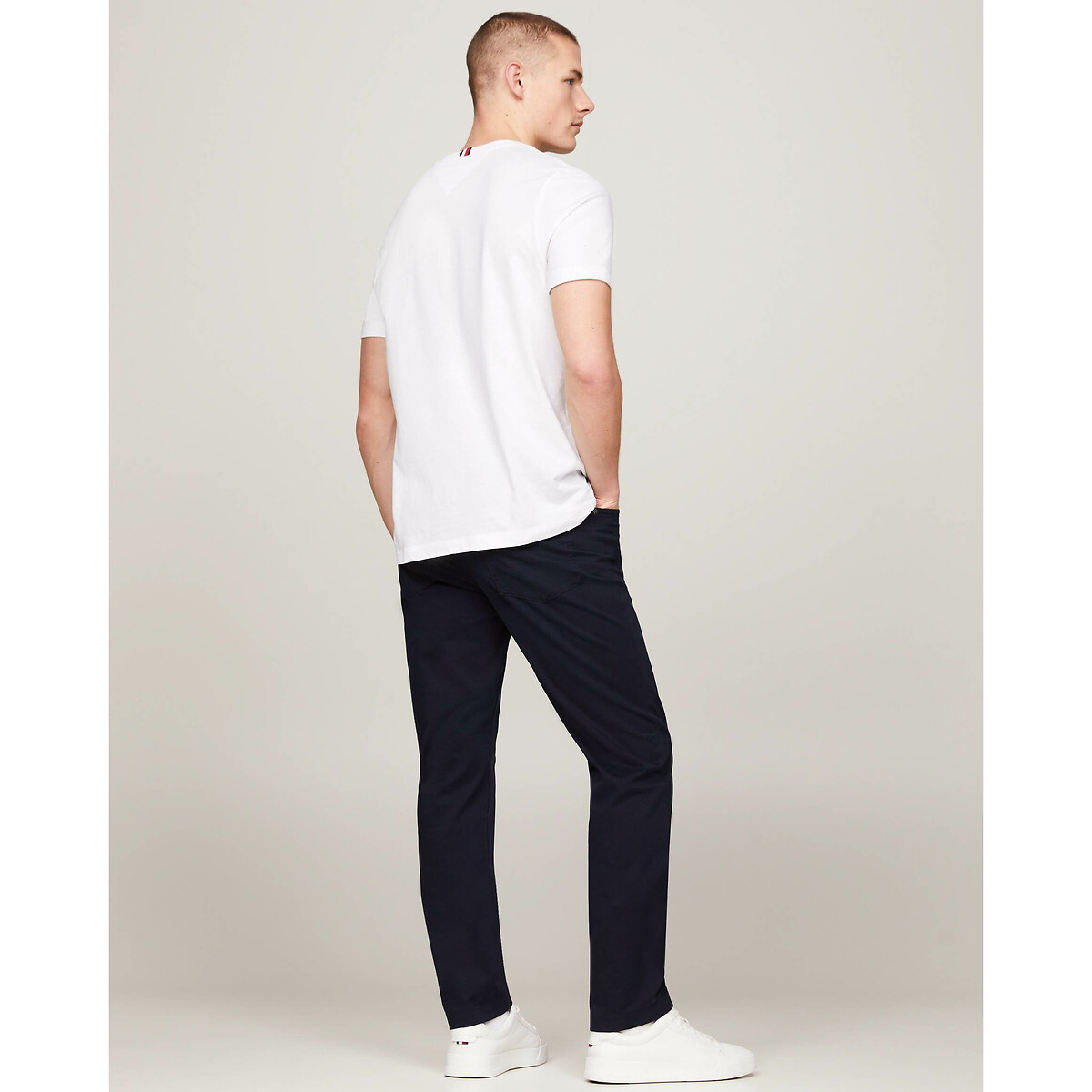 Camiseta TOMMY HILFIGER com gola redonda e bolso.