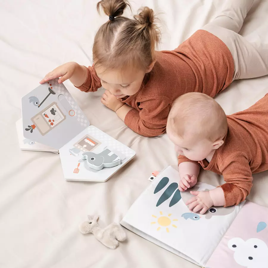 Done by Deer™ Tummy Time Stoffbuch Deer Friends, bunt