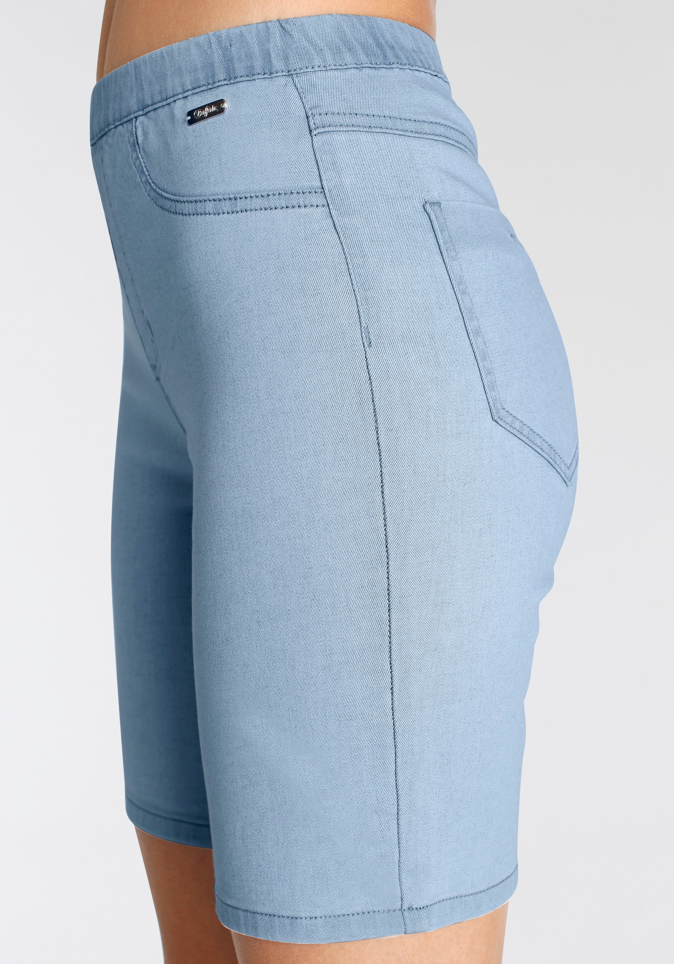 Buffalo Bermudas  im elastischem Denim mit zwei Gesässtaschen