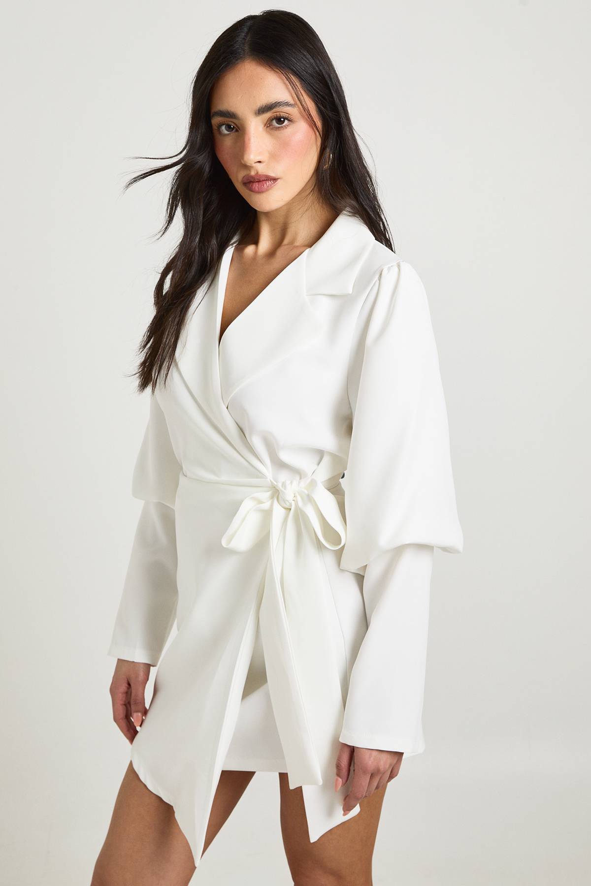 boohoo Robe Blazer À Manches Volumineuses Et Ceinture Nouée À La Taille