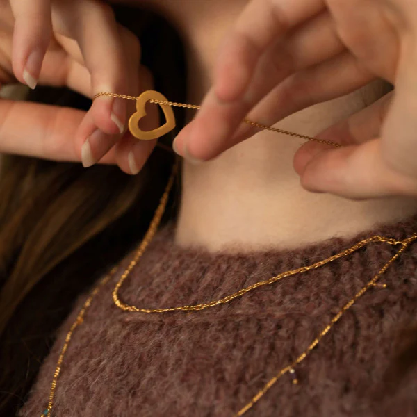 STINE A Jewelry  Petit Open Love Heart vedhæng - forgyldt