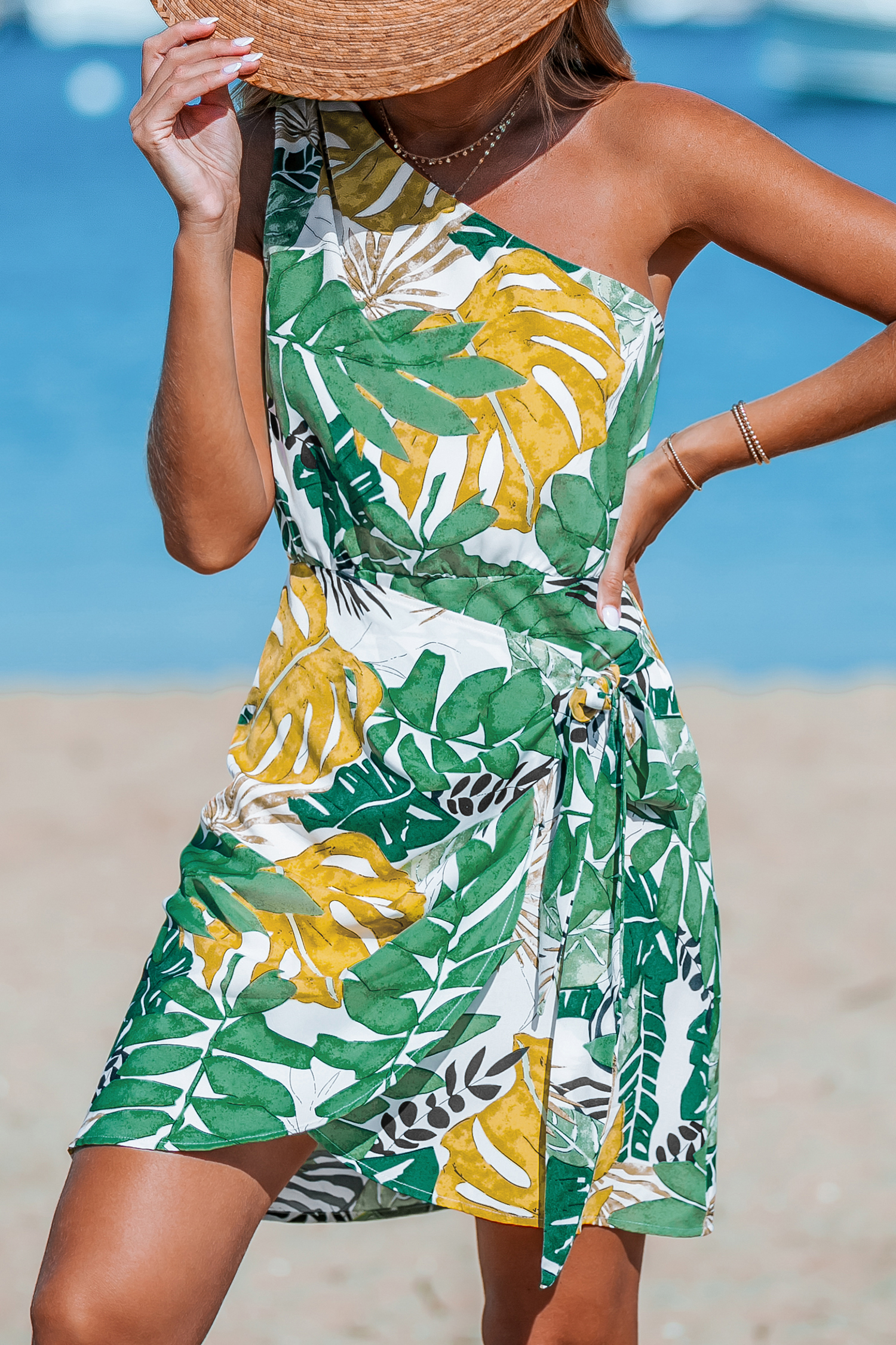 Robe à emballage et une épaule à feuilles tropicales