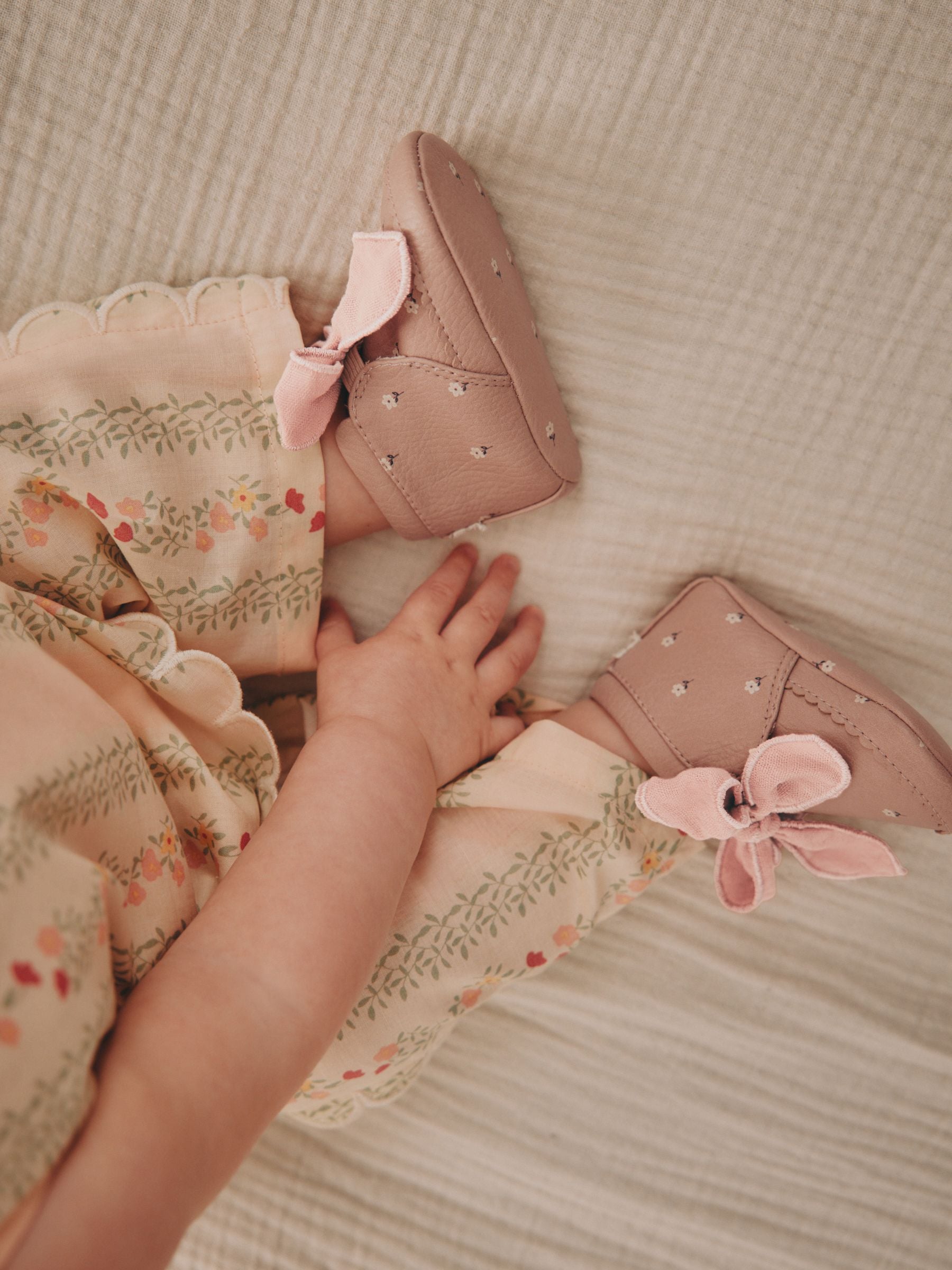 Roze-roestbruin - Babylaarzen met bloemenprint (0-18 mnd)