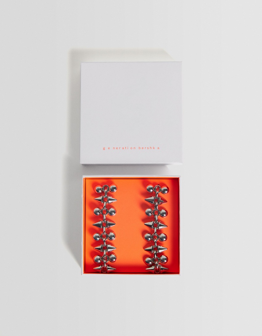 Brincos Generation Bershka com spikes