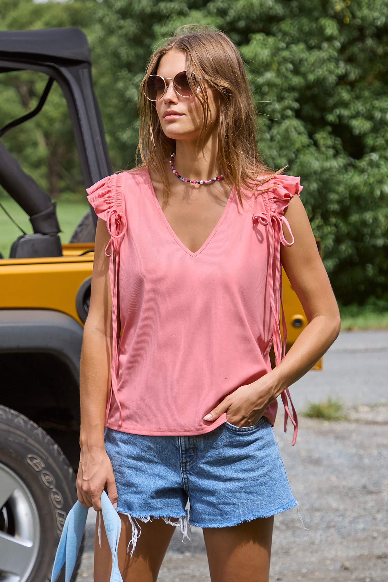 T-shirt à col en V et manches à volants rose