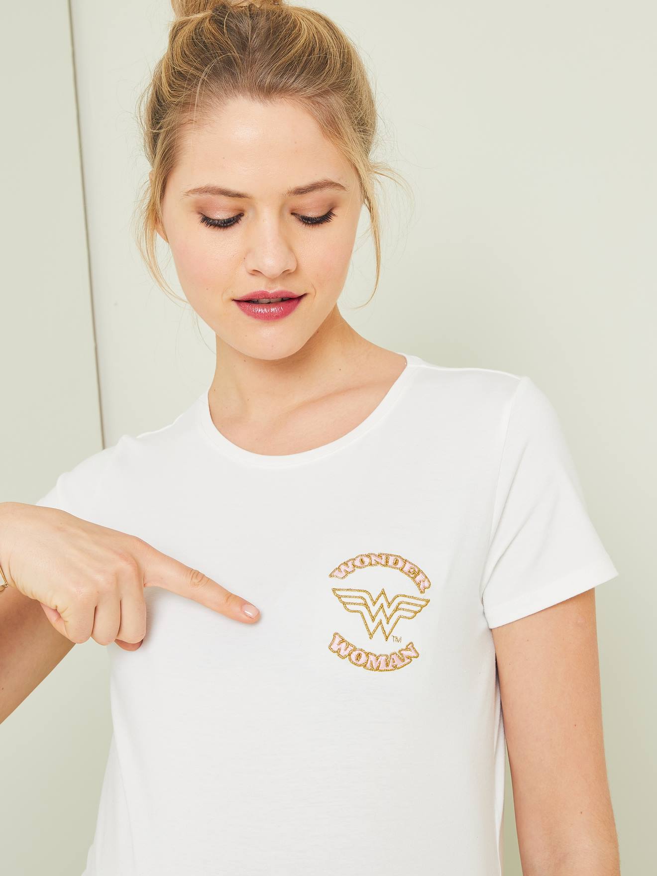 Camiseta de maternidade Mulher Maravilha®, tamanho médio, branca, lisa