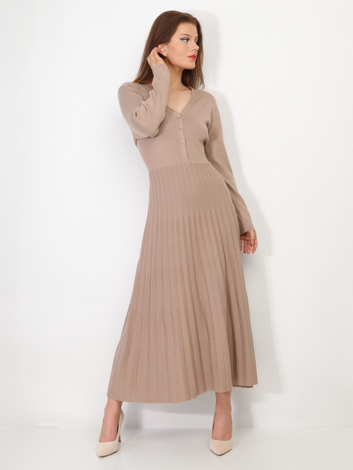 Robe longue plissée à boutons- Taupe
