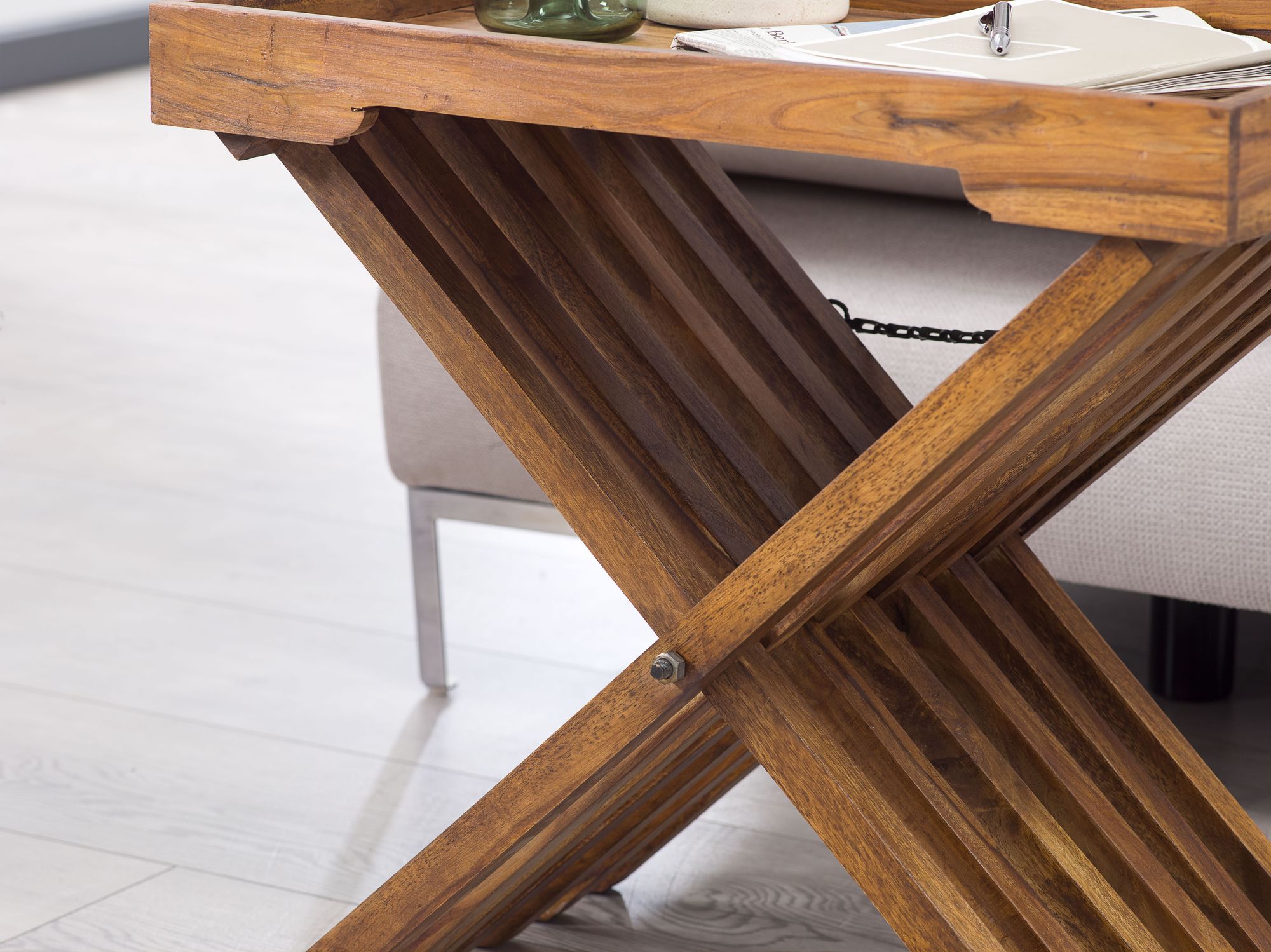 KADIMA DESIGN Massiver Sheesham-Holz Klapptisch, vielseitig einsetzbar, 60x57 cm, abnehmbares Tablett, ideal als Serviertablett