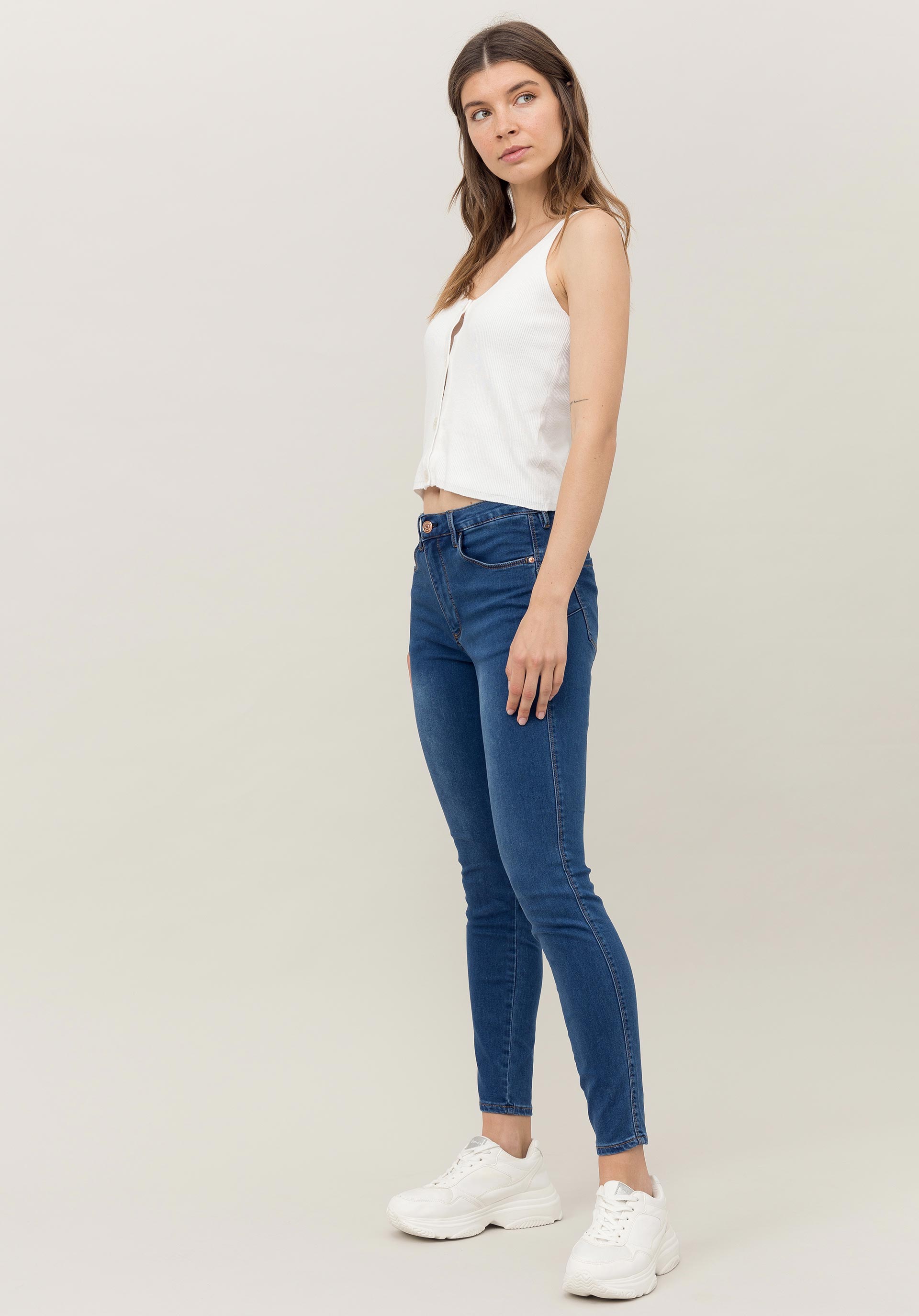 Jeans Push-up Skinny Cintura Média