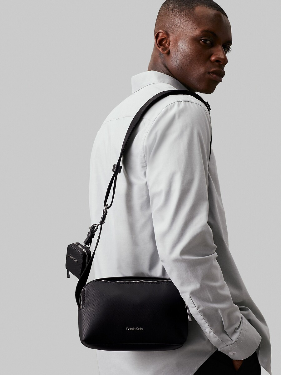 CALVIN KLEIN<br>Bolsa para câmera com alça de ombro CK Est