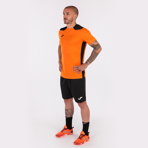 Camiseta Joma Championship VI de manga curta, laranja e preta.