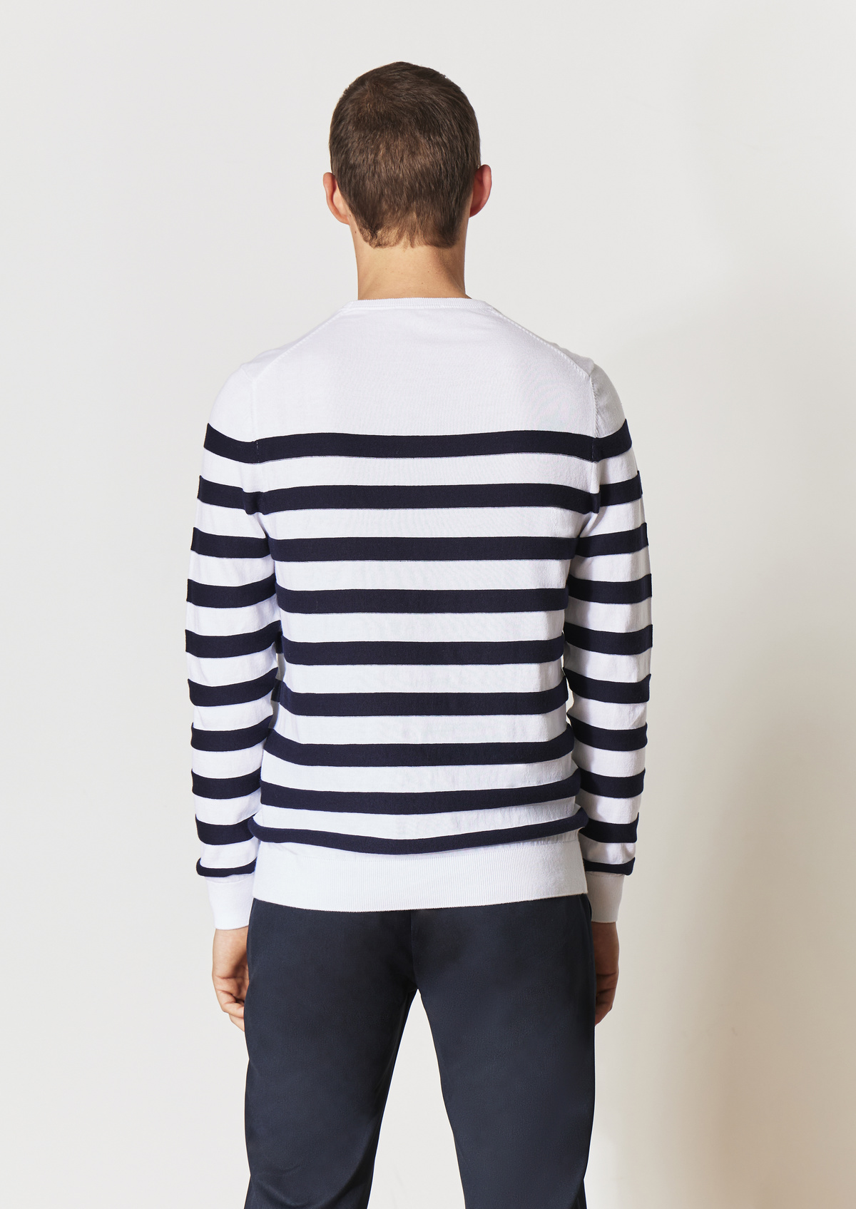 Pull col rond en coton blanc à rayures bleu marine