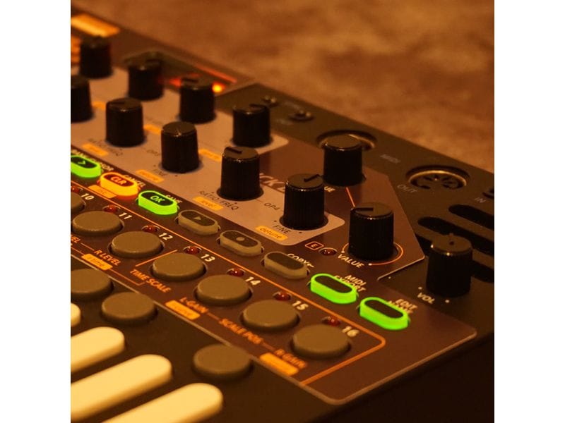 Sonicware Production Center LIVEN XFM Mehrspuriger FM-Synthesizer und Groovebox