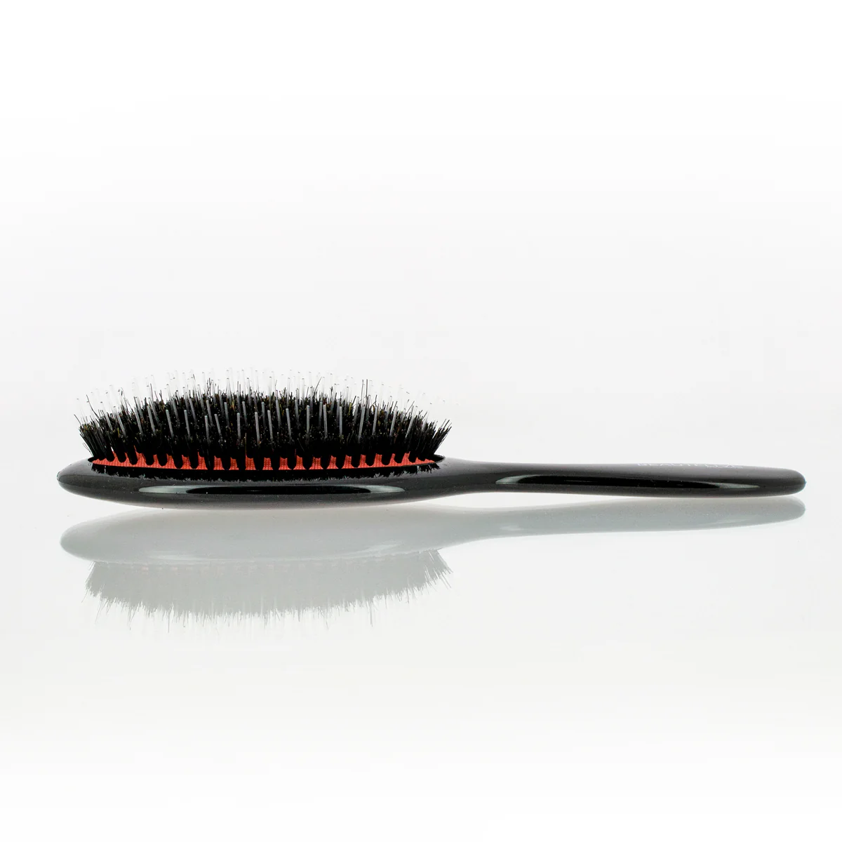 Brosse pneumatique avec poils mixtes