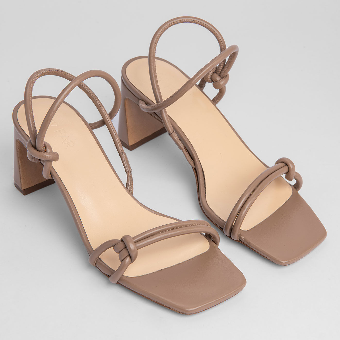 By Far Sandales en Cuir Charlie taupe - Talon 7 cm