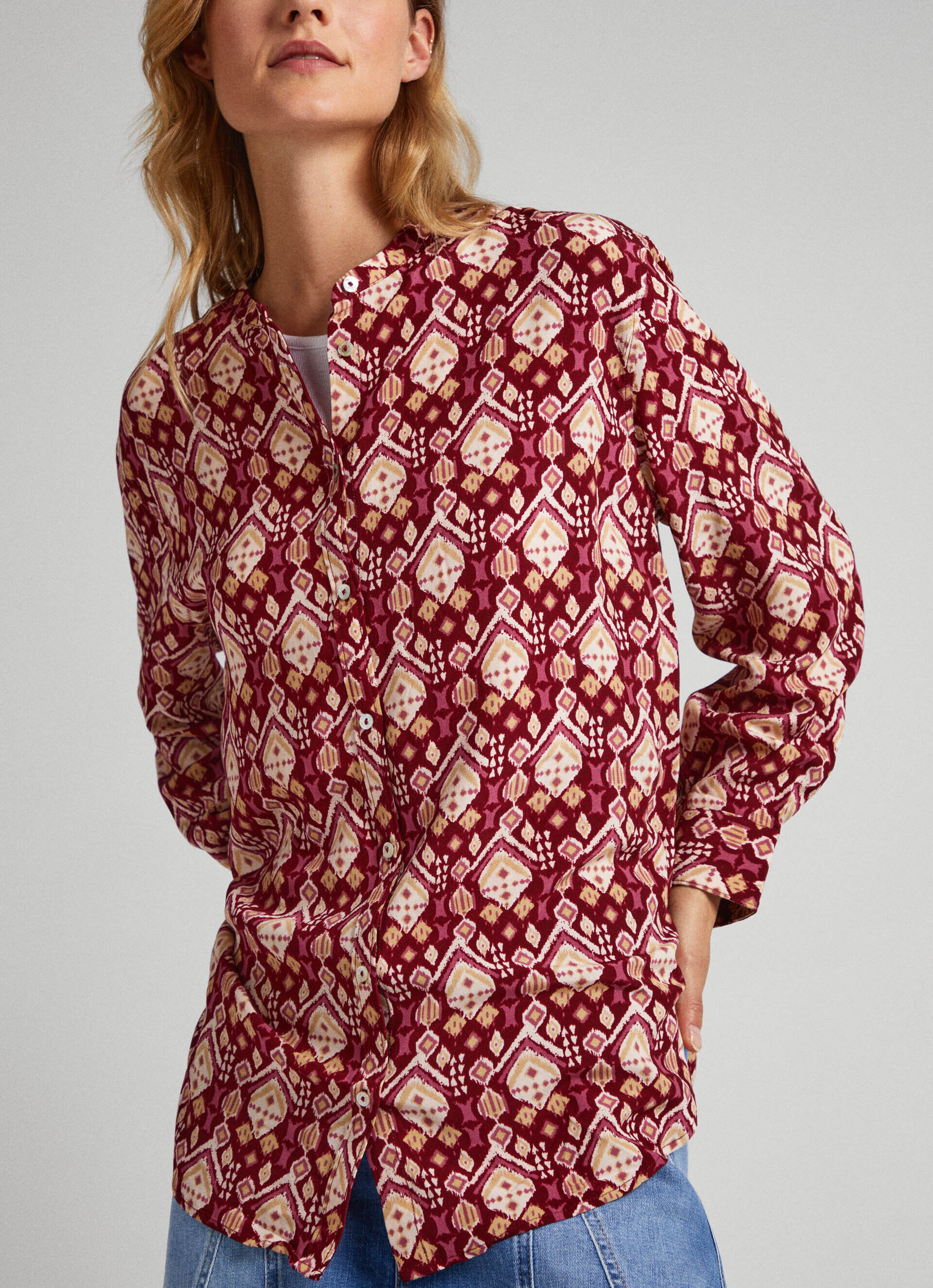 Blusa longa com estampa geométrica - multicolorida