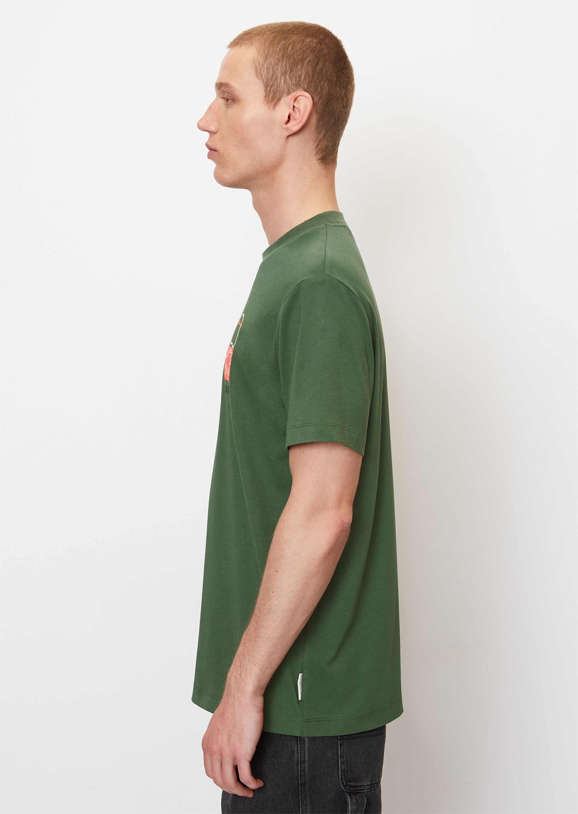 T-Shirt relaxed je nach Farbe mit markantem Rückenprint