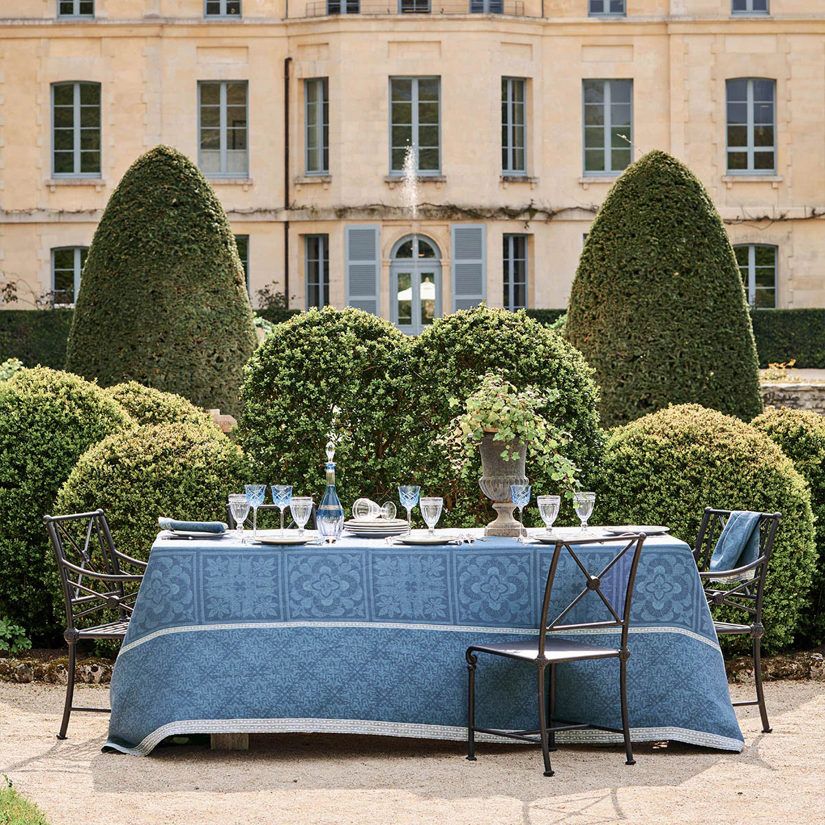 Nappe antitache déperlant pur lin bleu 174X254 Garnier Thiebaut