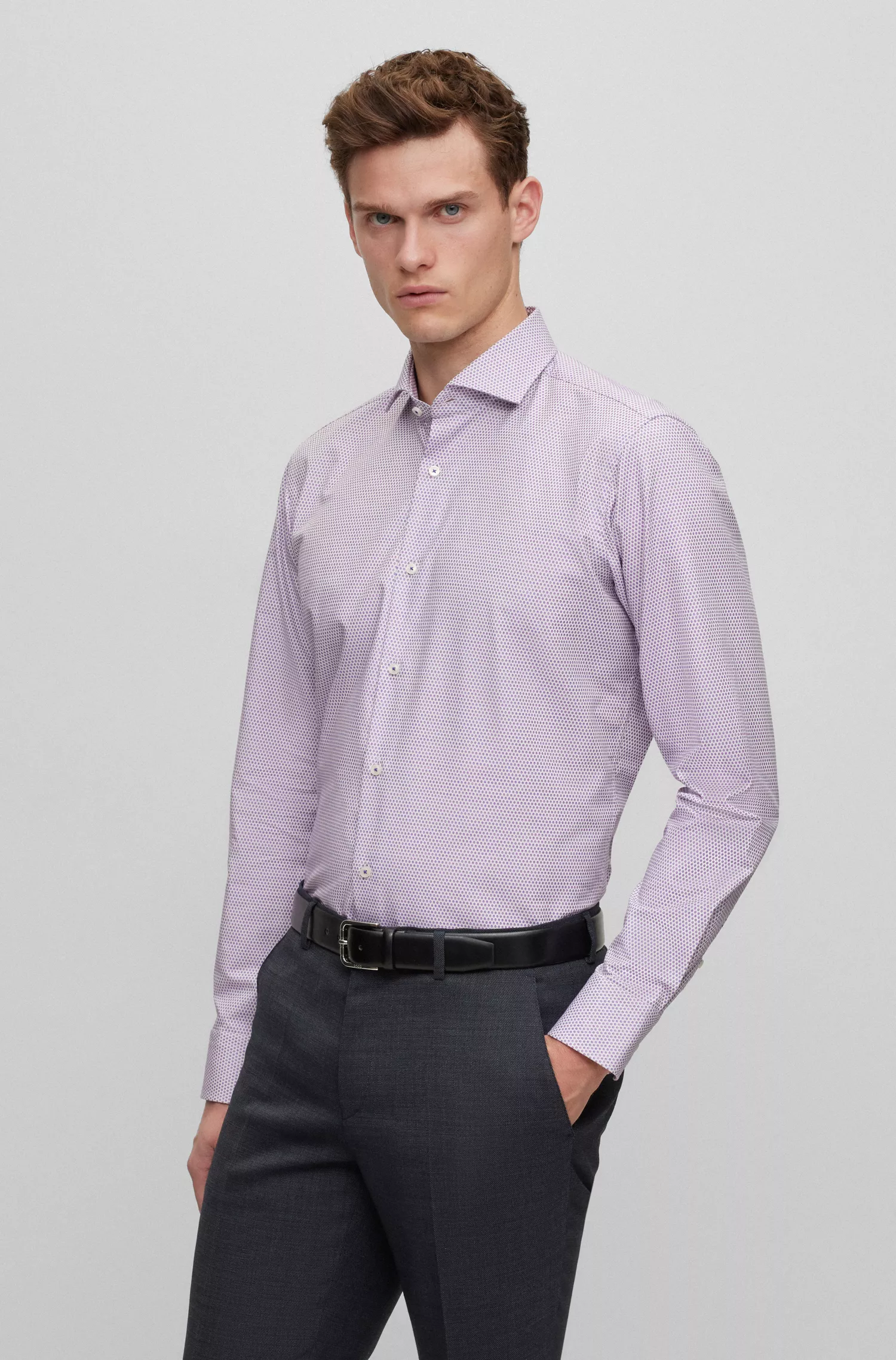 Camisa BOSS preta de corte regular em algodão estruturado com elastano.