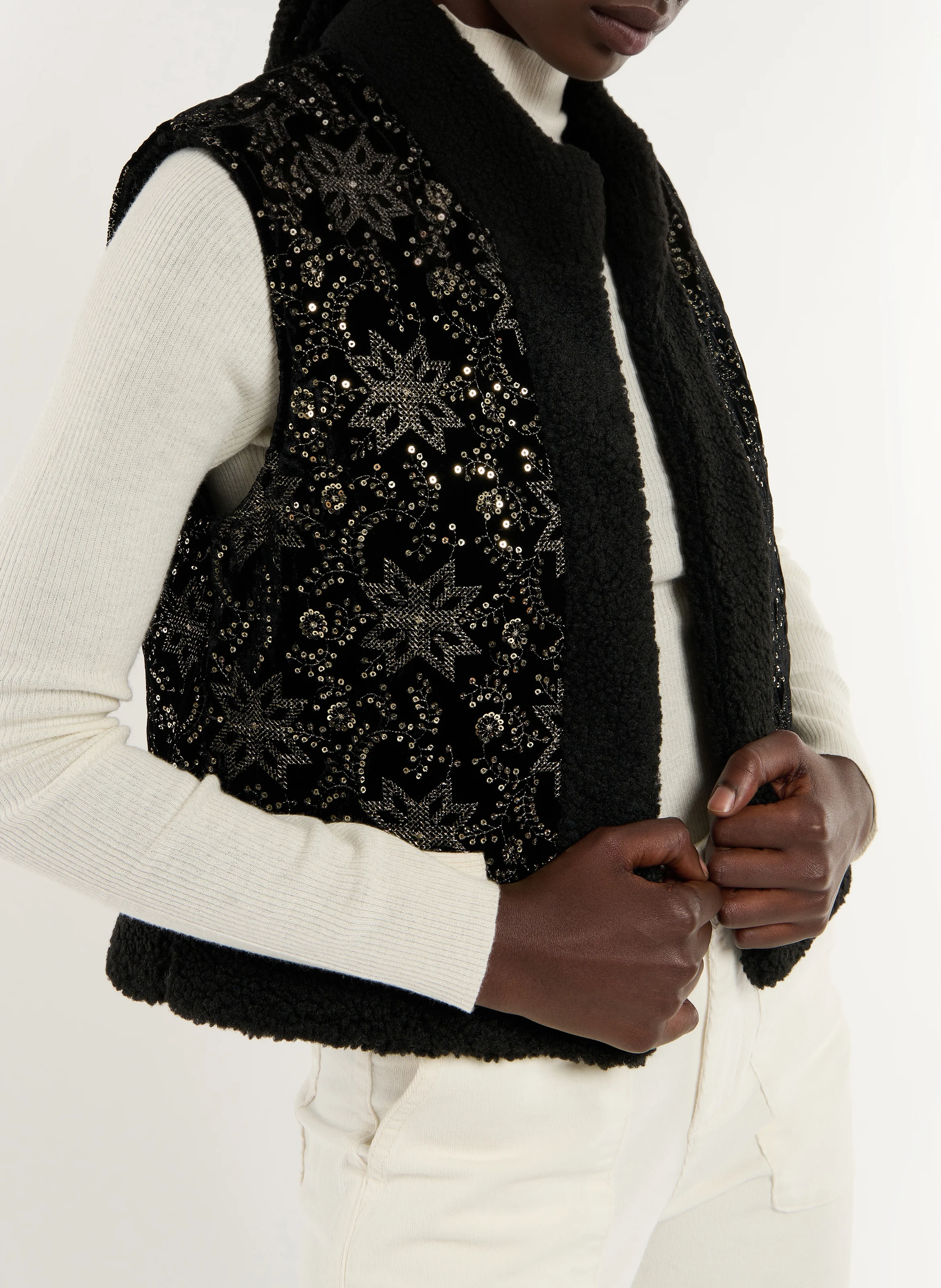 HEATHER - Gilet sans manches effet fourrure brodé | Noir