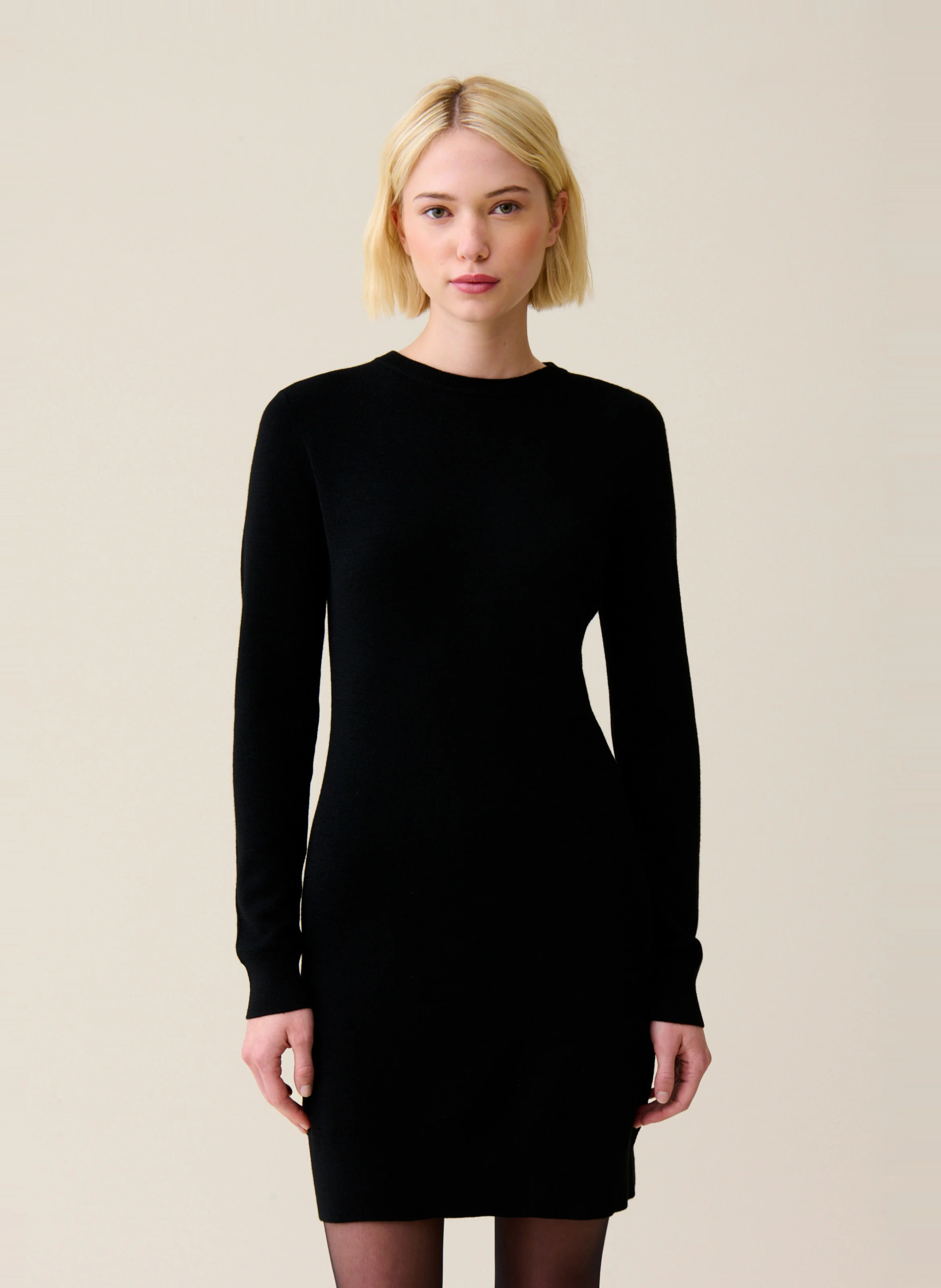 Robe courte cintrée en laine | Noir