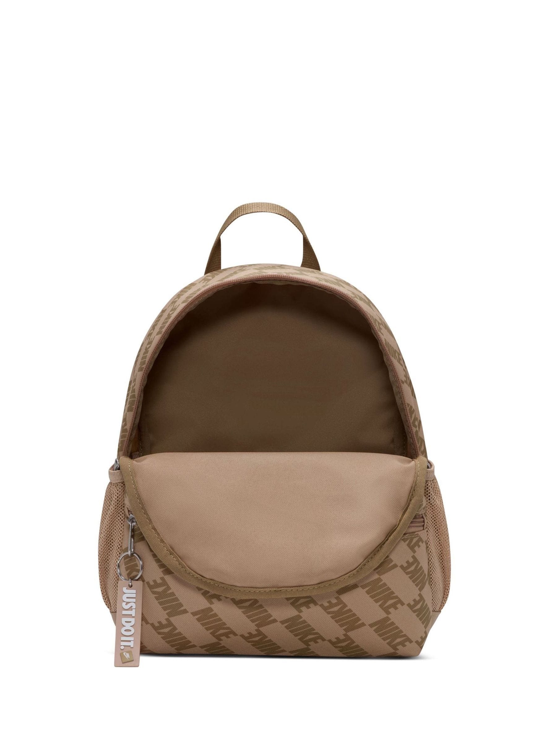 Bruin - Nike Mini Brasilia JDI rugzak met all-over print